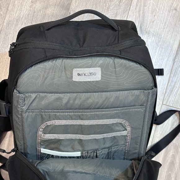 Incase DSLR camera travel bag carry-on backpack - Picture 4 of 5